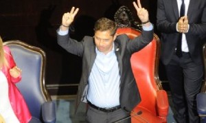 En modo campaña, Kicillof recorrió el conurbano y homenajeó a las Abuelas de Plaza de Mayo