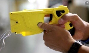 Una encuesta reveló que los ciudadanos de CABA están de acuerdo con el uso de las pistolas Taser