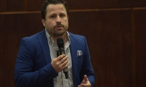 Armados hasta los dientes: ante la ola de inseguridad, Tetaz propone que los civiles se defiendan con pistolas Taser