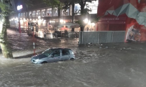Supercelda: la tormenta dejó bajo el agua a La Plata