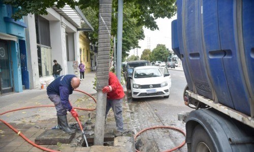 Intensifican la limpieza de sumideros en La Plata