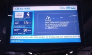 “La policía va a reprimir”, el mensaje del Gobierno que apareció en las estaciones de trenes