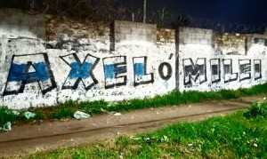 Carteles con la frase “Axel o Milei” reavivan la interna del PJ