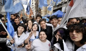 Kicillof participó de la marcha en rechazo al proyecto de Ley de Inviolabilidad de la Propiedad Privada