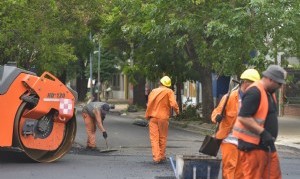 La Municipalidad encara el bacheo de 5.400 cuadras en todos los barrios de La Plata