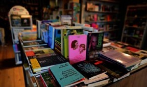 Fuerte rechazo al plan de Milei para eliminar la ley que protege a las librerías