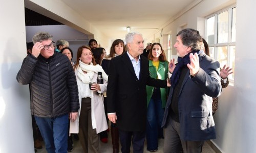 La Plata: Alak y Sileoni recorrieron una escuela de Los Hornos tras su puesta en valor integral