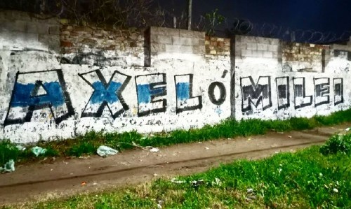 Carteles con la frase “Axel o Milei” reavivan la interna del PJ