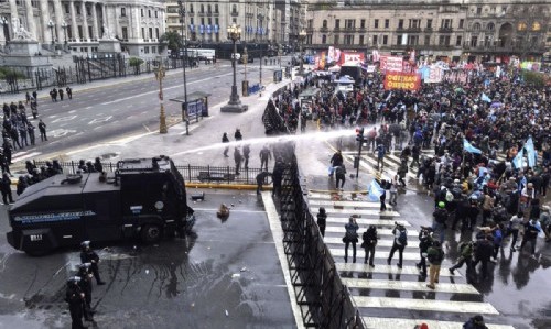 Incidentes frente al Congreso: la Policía utiliza carros hidrantes para dispersar la protesta