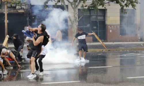 Tensión y represión frente al Congreso en la protesta contra la reforma laboral: balas de goma, piedras, gases y bombas Molotov