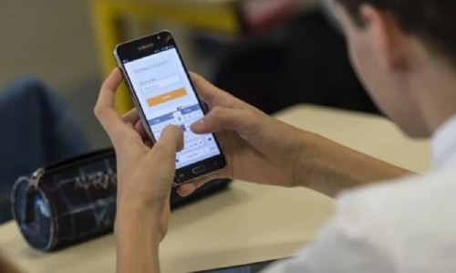 Prohíben el uso de celulares en escuelas primarias de la provincia de Buenos Aires