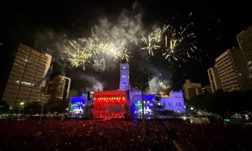 Más de 100 mil personas colmaron Plaza Moreno para festejar a lo grande los 143 años de La Plata